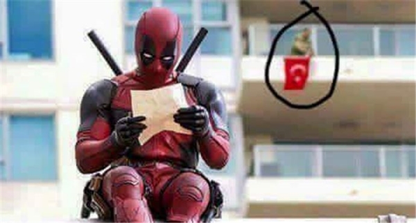 Foto - Bayrak asan amca capsleri kahkahalara boğuyor!