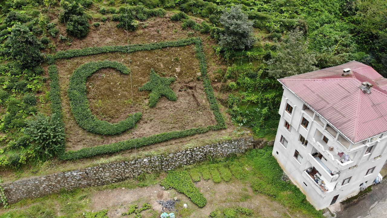 Bayrak sevgisini toprağa işledi! Köyün tepesinde Türk bayrağı açtı