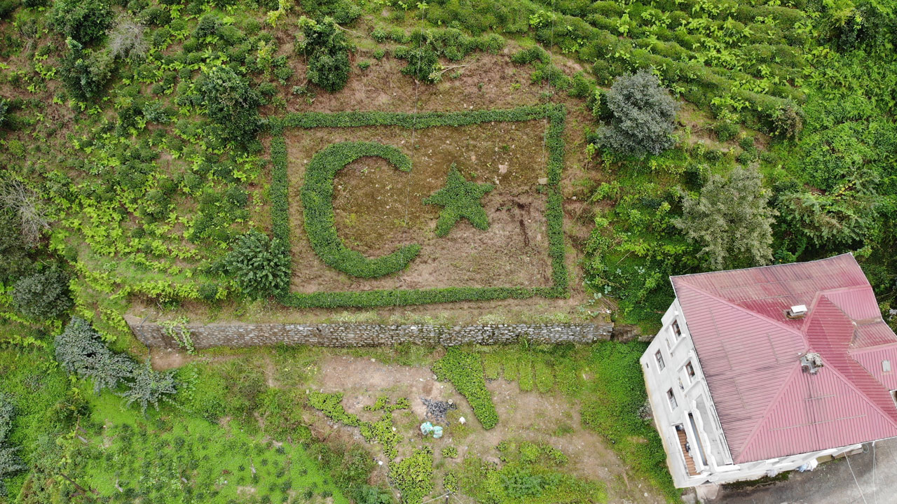 Foto - Bayrak sevgisini toprağa işledi! Köyün tepesinde Türk bayrağı açtı