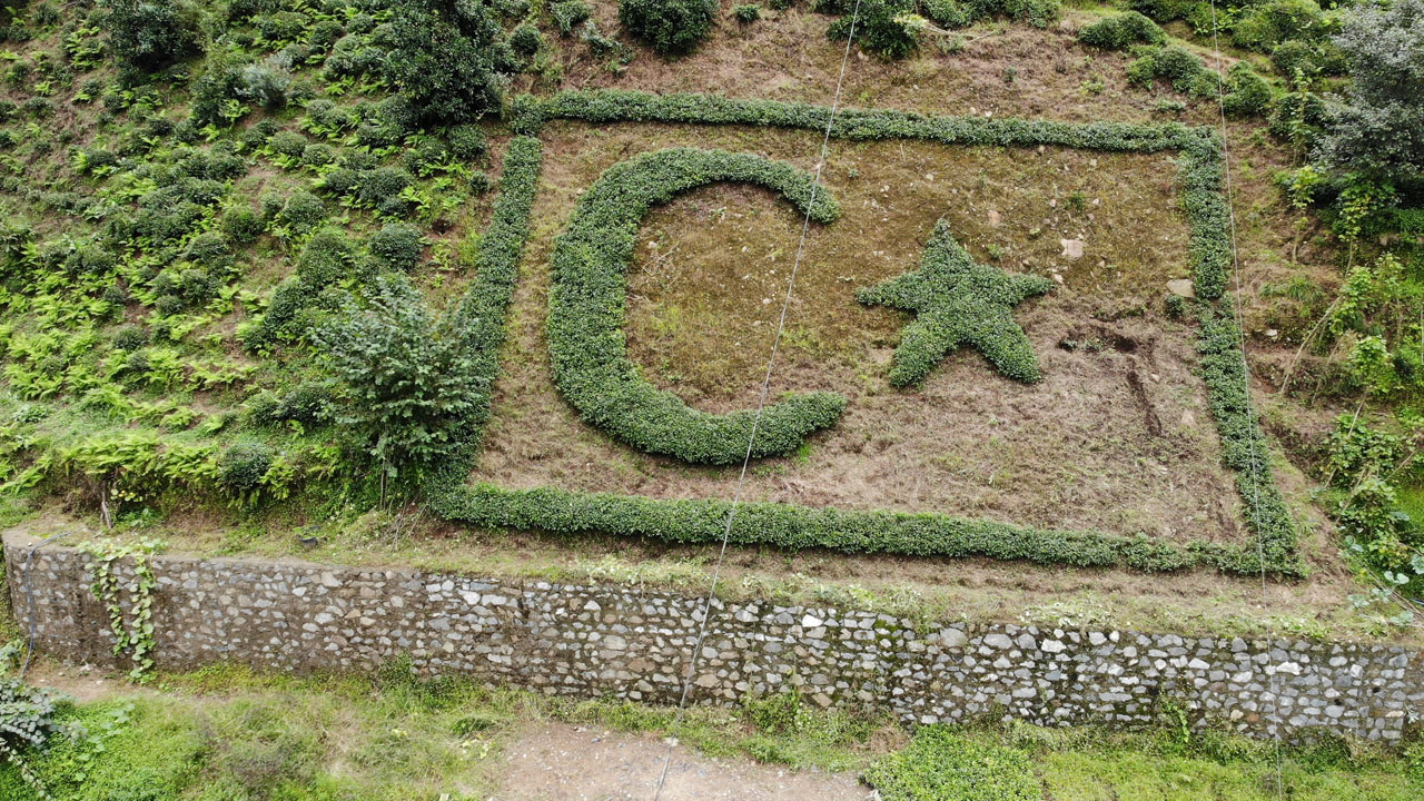 Foto - Bayrak sevgisini toprağa işledi! Köyün tepesinde Türk bayrağı açtı