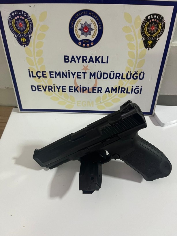 Foto - Bayraklı'da yapılan denetimlerde 238 adet sentetik ecza hap ele geçirildi, 10 kişi yakalandı