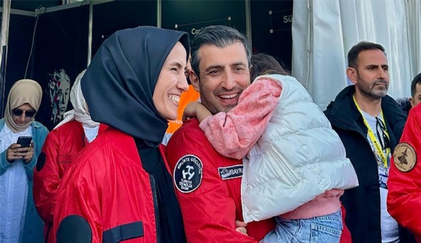 Foto - Bayraktar çiftinden, tarihi yapının önünde hatıra fotoğrafı