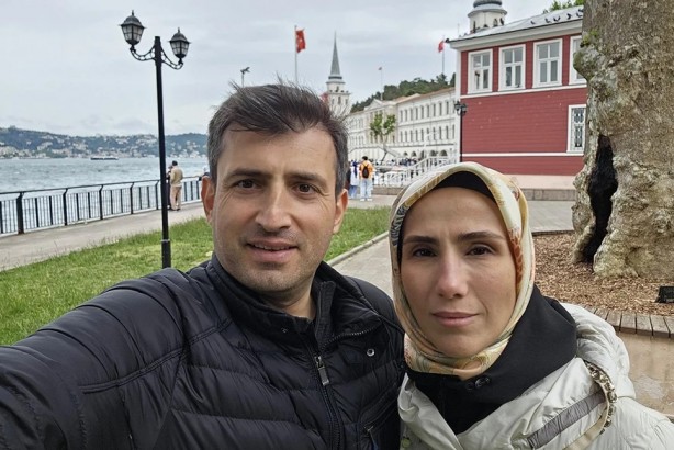 Bayraktar çiftinden, tarihi yapının önünde hatıra fotoğrafı