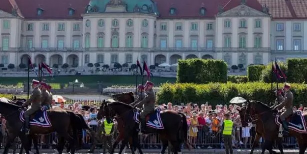 Foto - Bayraktar TB2 Polonya ordusuna güç kattı! Polonya'da bayraktar, F-35'ler, Abrams tankları ile gövde gösterisi