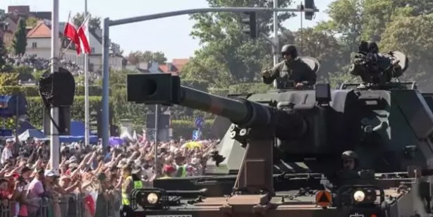 Foto - Bayraktar TB2 Polonya ordusuna güç kattı! Polonya'da bayraktar, F-35'ler, Abrams tankları ile gövde gösterisi
