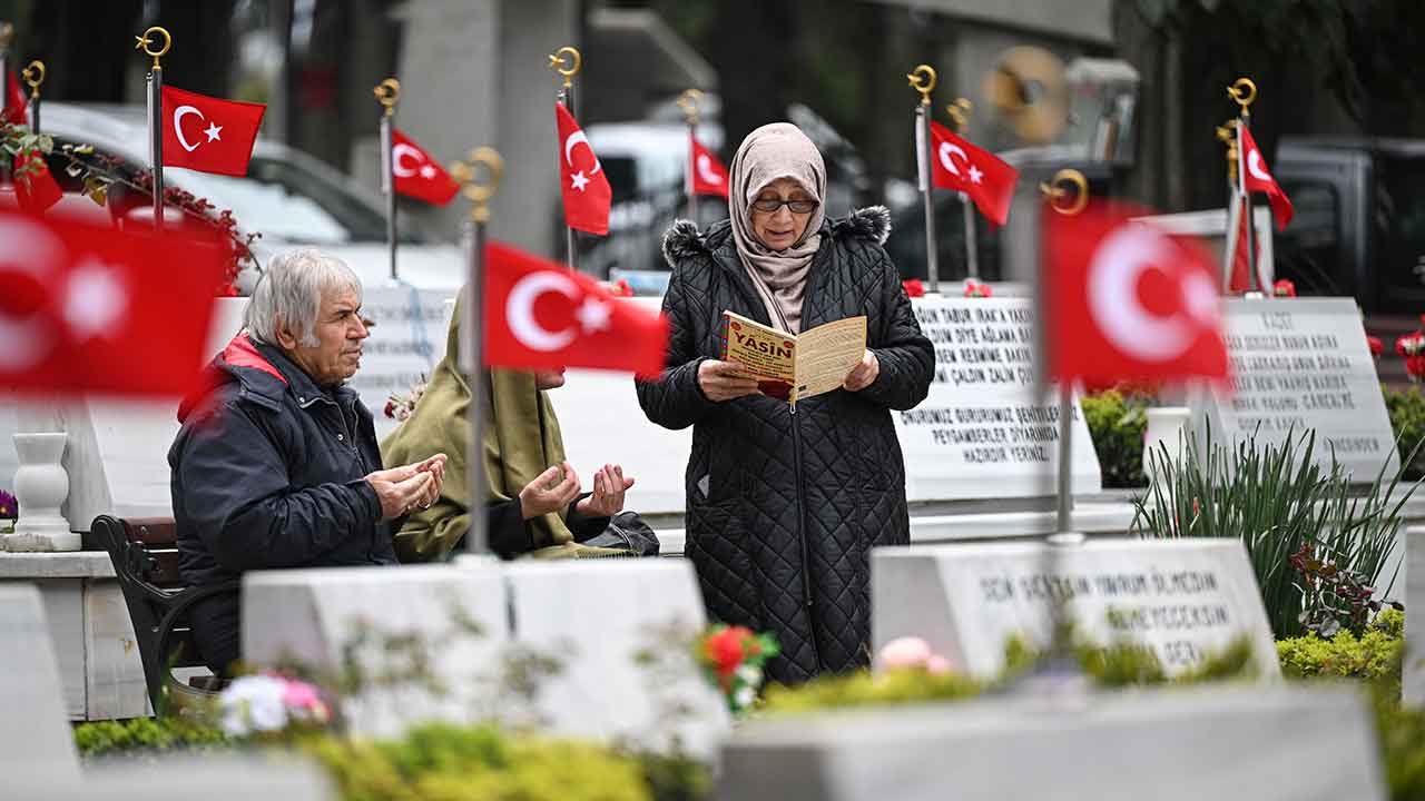 Bayram arifesinde kahraman şehitlerimiz unutulmadı