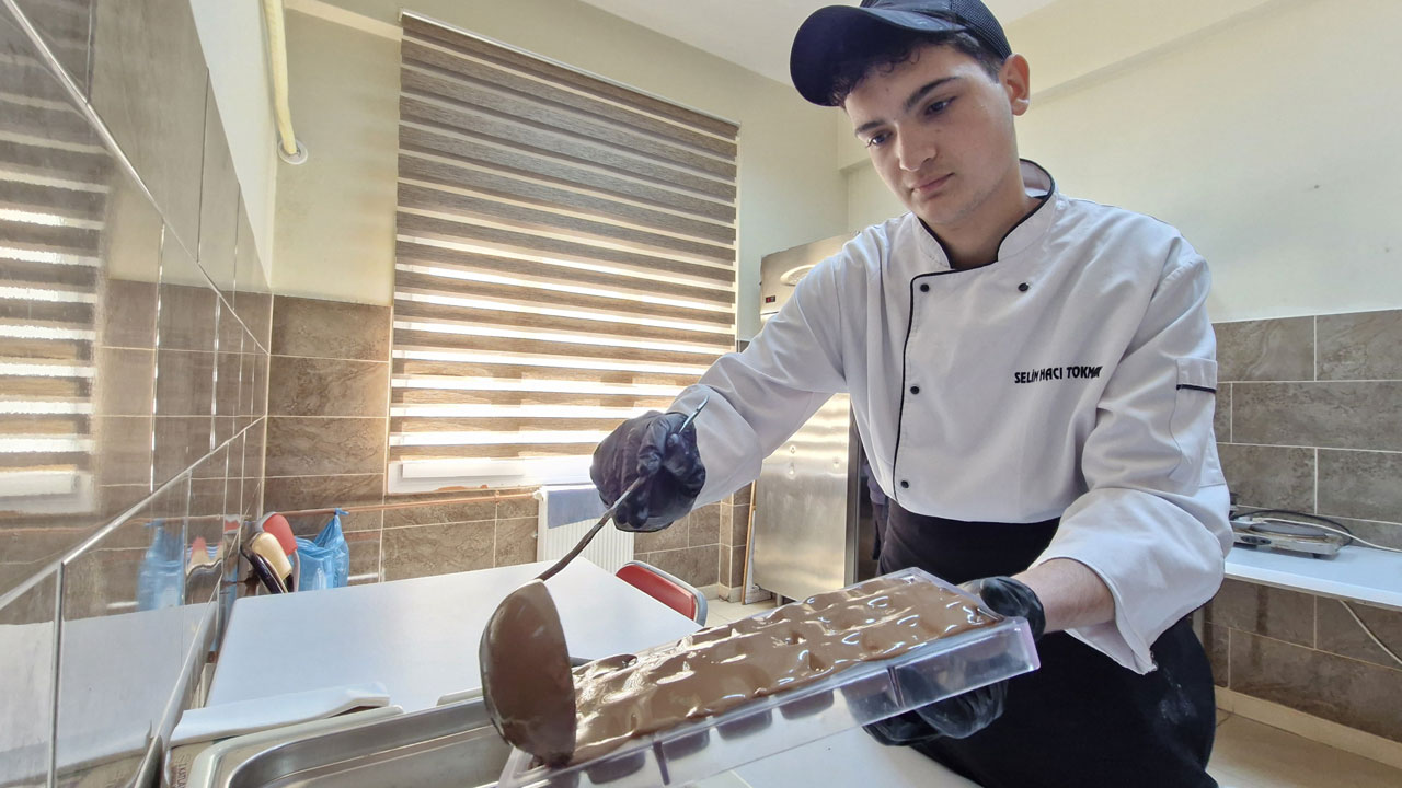 Bayram çikolataları liselilerden! Öğrenciler hem üretiyor hem kazanıyor