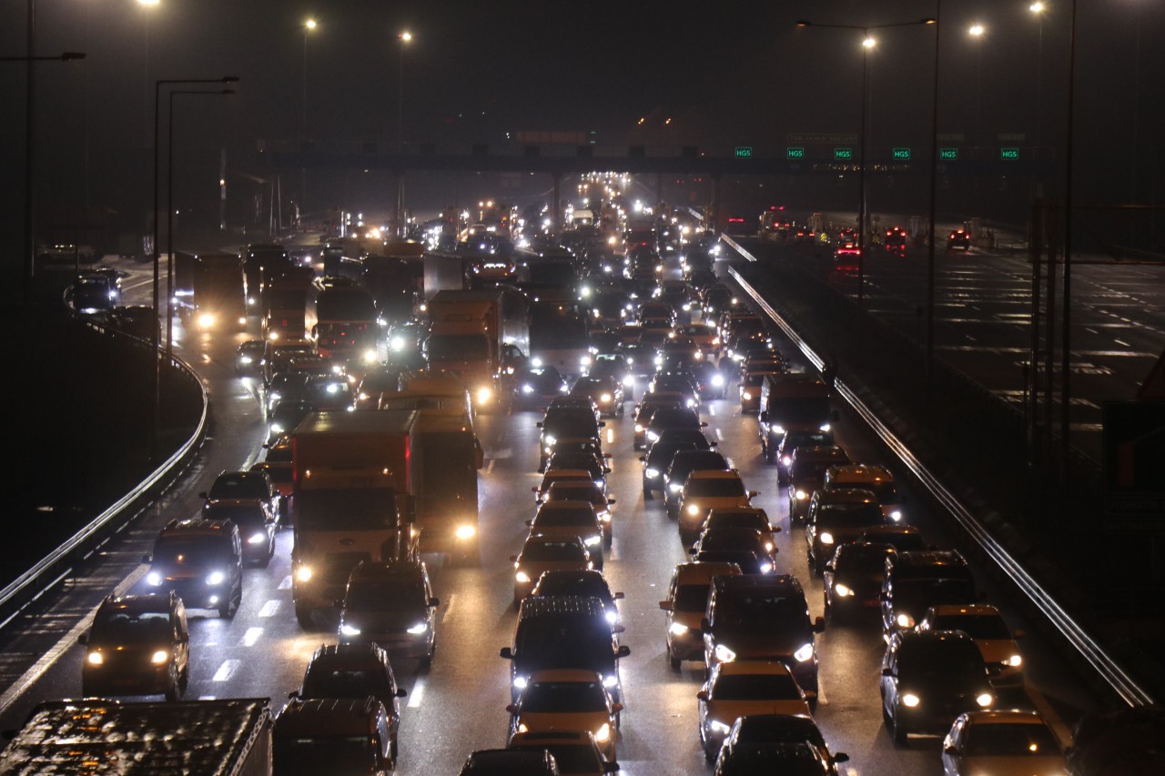 Foto - Bayram Göçü Başladı: Otoyollarda Kilometrelerce Araç Kuyruğu, Trafik Durma Noktasına Geldi