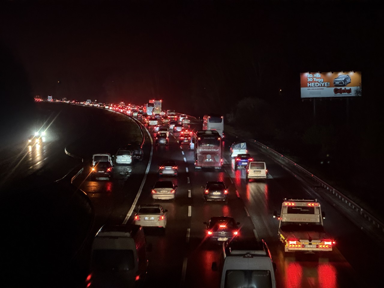 Foto - Bayram Göçü Başladı: Otoyollarda Kilometrelerce Araç Kuyruğu, Trafik Durma Noktasına Geldi