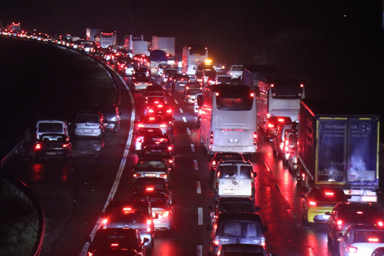 Foto - Bayram Göçü Başladı: Otoyollarda Kilometrelerce Araç Kuyruğu, Trafik Durma Noktasına Geldi