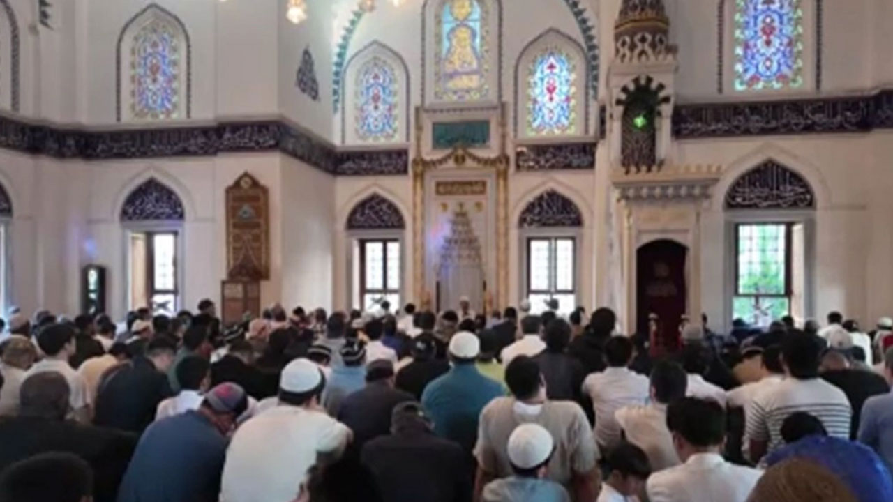 Foto - Bayram namazı 3 kez kılındı: İmam bile şaşırdı