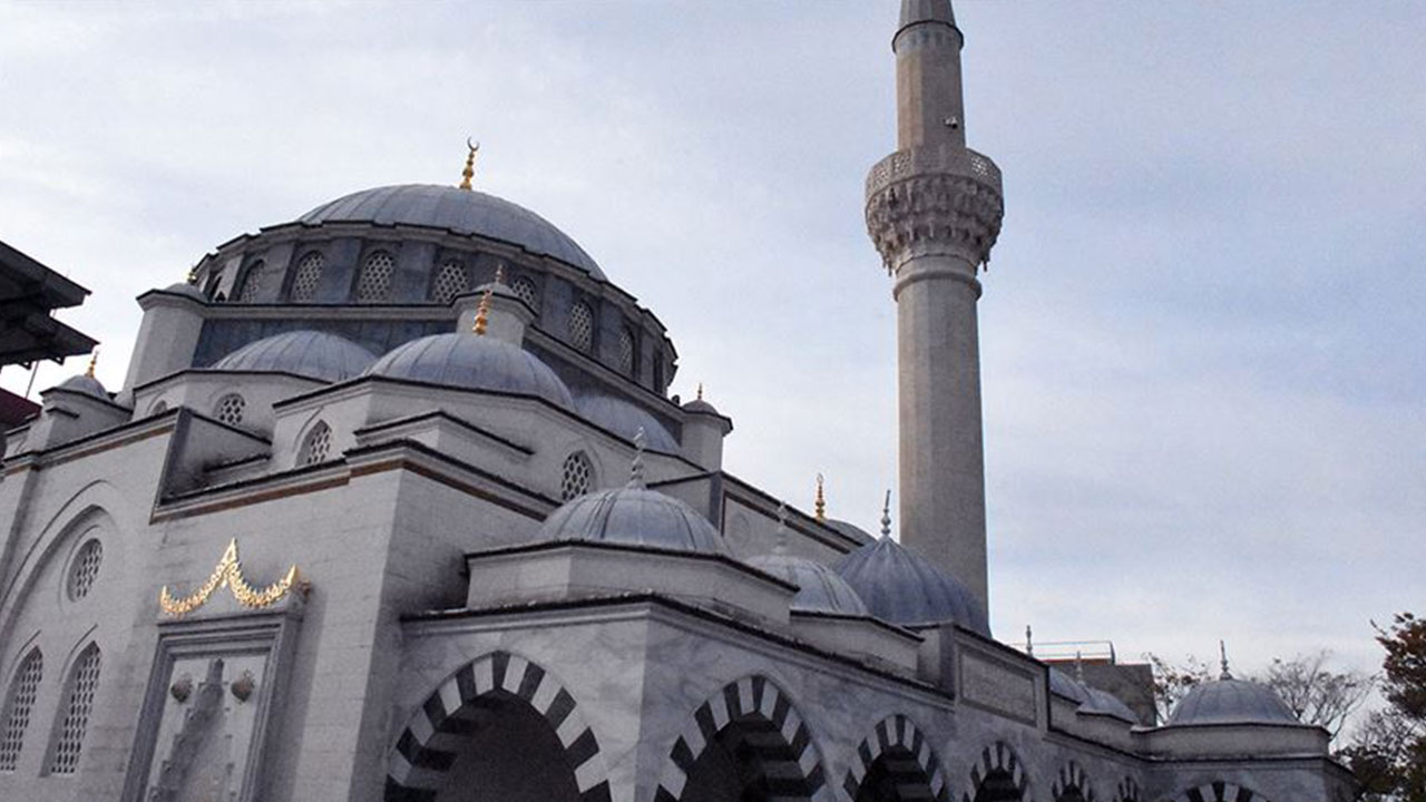 Bayram namazı 3 kez kılındı: İmam bile şaşırdı