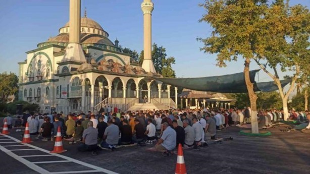 Foto - Bayram namazında camiler doldu taştı!