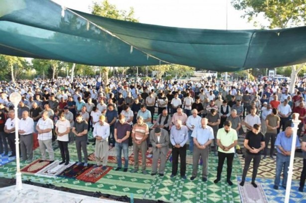 Bayram namazında camiler doldu taştı!