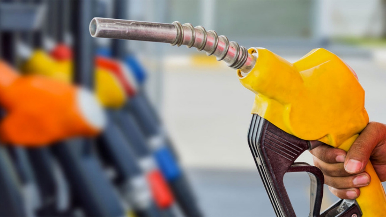 Bayram öncesi sürücüye "ah-vah" ettirecek haber! Akaryakıta çifte zam geldi, yeni fiyatlar maalesef bakın ne oldu