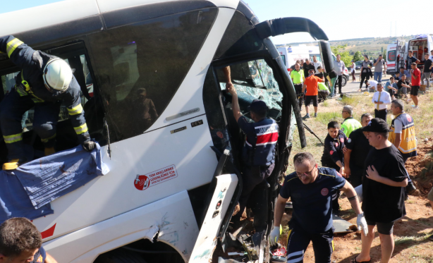 Foto - Bayram tatili dönüşü feci kazayla başladı! Yolcu otobüsü kaza yaptı