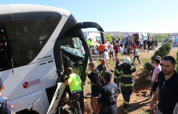 Foto - Bayram tatili dönüşü feci kazayla başladı! Yolcu otobüsü kaza yaptı