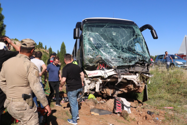 Foto - Bayram tatili dönüşü feci kazayla başladı! Yolcu otobüsü kaza yaptı