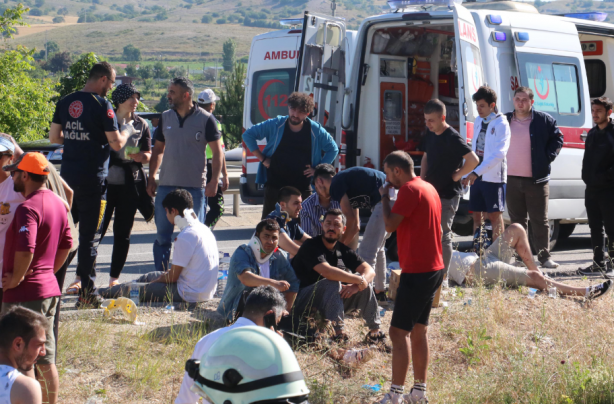 Foto - Bayram tatili dönüşü feci kazayla başladı! Yolcu otobüsü kaza yaptı