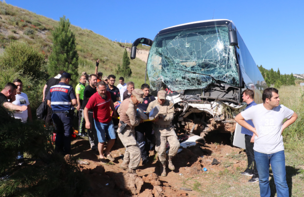 Bayram tatili dönüşü feci kazayla başladı! Yolcu otobüsü kaza yaptı