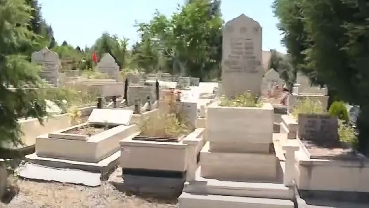 Foto - Bayramda kabir ziyaretine gittiler, mezarları bulamadılar! O şehirde neler oluyor?