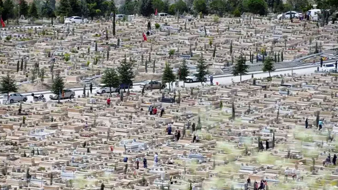 Bayramda kabir ziyaretine gittiler, mezarları bulamadılar! O şehirde neler oluyor?