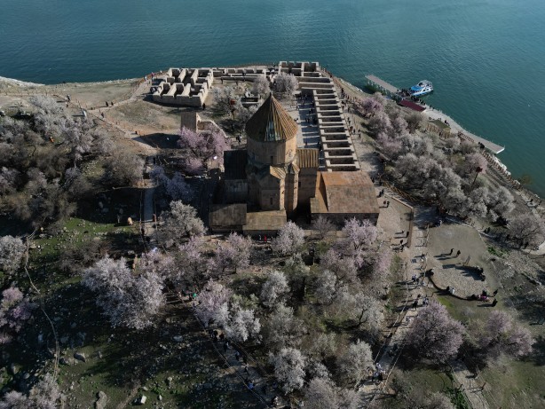 Foto - Bayramda oraya akın ettiler! Çiçek açan badem ağaçları Akdamar Adası'nı renklendirdi!