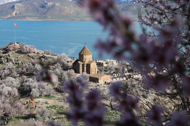 Foto - Bayramda oraya akın ettiler! Çiçek açan badem ağaçları Akdamar Adası'nı renklendirdi!