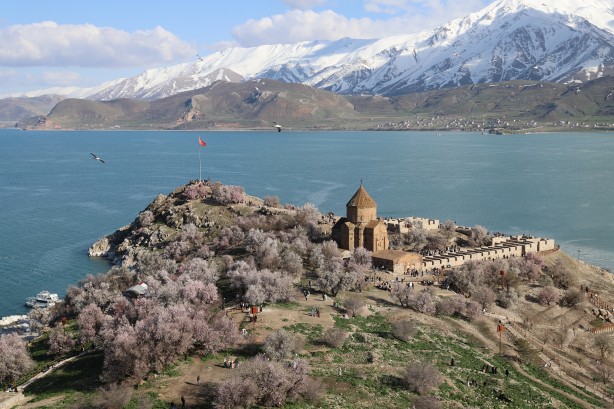 Foto - Bayramda oraya akın ettiler! Çiçek açan badem ağaçları Akdamar Adası'nı renklendirdi!