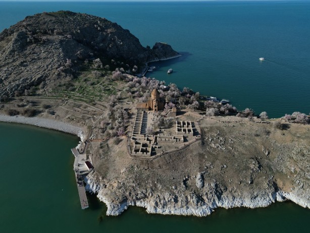 Foto - Bayramda oraya akın ettiler! Çiçek açan badem ağaçları Akdamar Adası'nı renklendirdi!