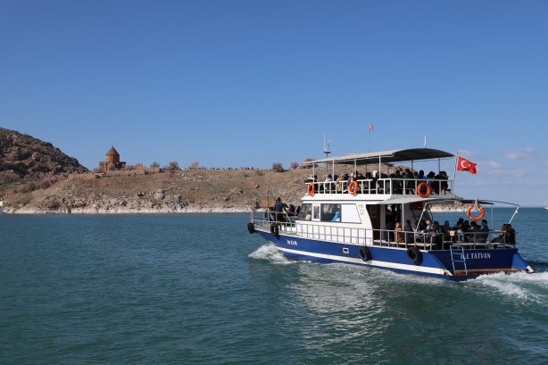 Foto - Bayramda oraya akın ettiler! Çiçek açan badem ağaçları Akdamar Adası'nı renklendirdi!