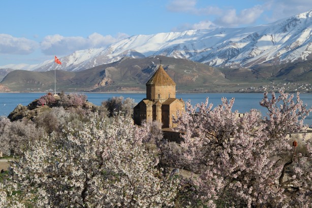 Foto - Bayramda oraya akın ettiler! Çiçek açan badem ağaçları Akdamar Adası'nı renklendirdi!