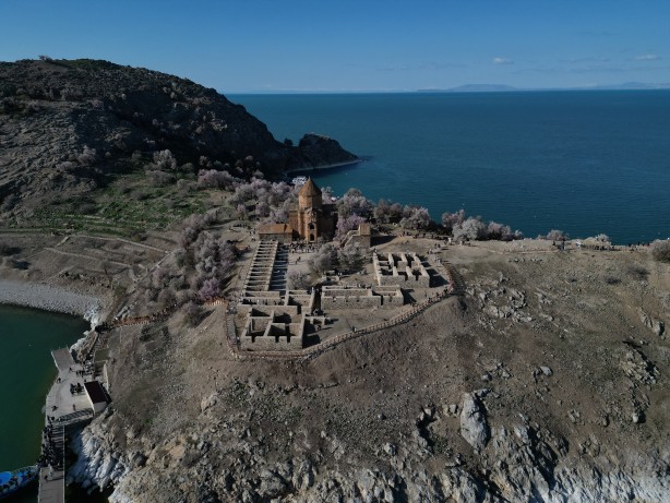 Foto - Bayramda oraya akın ettiler! Çiçek açan badem ağaçları Akdamar Adası'nı renklendirdi!