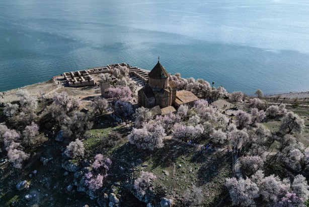 Foto - Bayramda oraya akın ettiler! Çiçek açan badem ağaçları Akdamar Adası'nı renklendirdi!