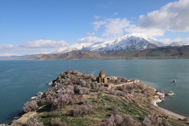 Foto - Bayramda oraya akın ettiler! Çiçek açan badem ağaçları Akdamar Adası'nı renklendirdi!