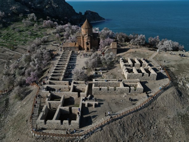 Foto - Bayramda oraya akın ettiler! Çiçek açan badem ağaçları Akdamar Adası'nı renklendirdi!