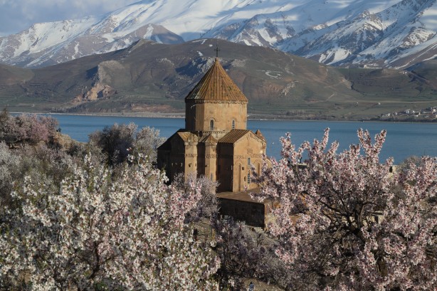Foto - Bayramda oraya akın ettiler! Çiçek açan badem ağaçları Akdamar Adası'nı renklendirdi!