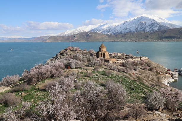 Foto - Bayramda oraya akın ettiler! Çiçek açan badem ağaçları Akdamar Adası'nı renklendirdi!