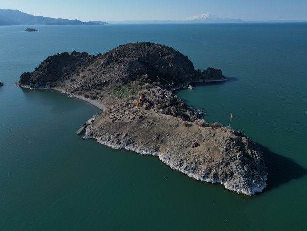 Foto - Bayramda oraya akın ettiler! Çiçek açan badem ağaçları Akdamar Adası'nı renklendirdi!