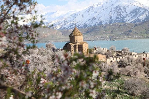 Foto - Bayramda oraya akın ettiler! Çiçek açan badem ağaçları Akdamar Adası'nı renklendirdi!