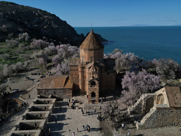 Foto - Bayramda oraya akın ettiler! Çiçek açan badem ağaçları Akdamar Adası'nı renklendirdi!