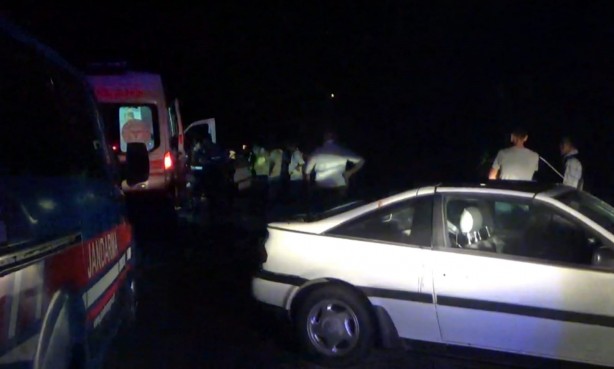 Foto - Bayramiç’te iki otomobil kafa kafaya çarpıştı