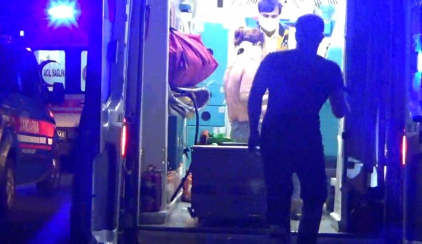 Foto - Bayramiç’te iki otomobil kafa kafaya çarpıştı