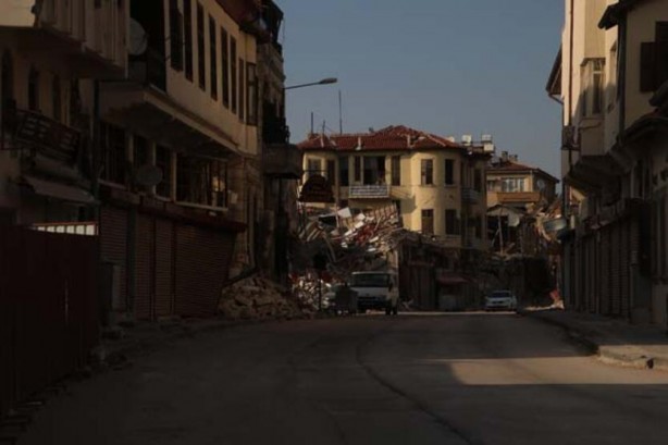 Foto - Bayramlarda cıvıl cıvıl olan enkaz kent, iş makinesi seslerinin susmasıyla sessizliğe büründü