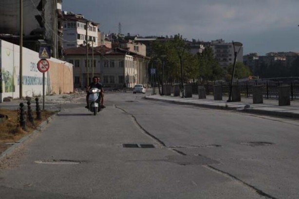 Foto - Bayramlarda cıvıl cıvıl olan enkaz kent, iş makinesi seslerinin susmasıyla sessizliğe büründü
