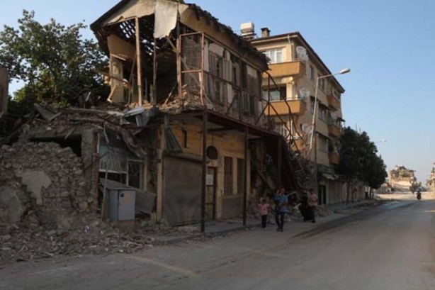 Foto - Bayramlarda cıvıl cıvıl olan enkaz kent, iş makinesi seslerinin susmasıyla sessizliğe büründü