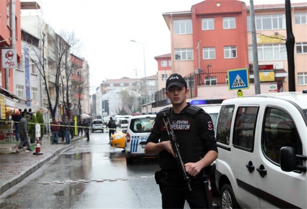 Foto - Bayrampaşa'da polise el bombalı saldırı
