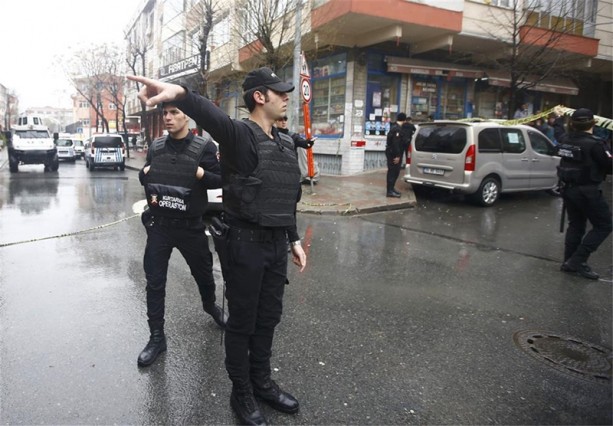 Foto - Bayrampaşa'da polise el bombalı saldırı