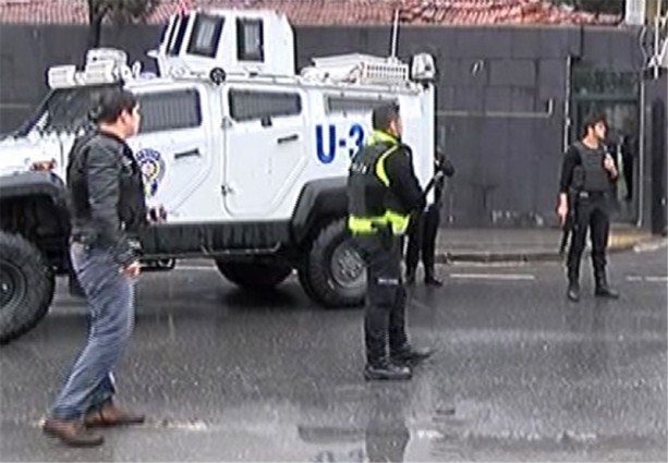 Foto - Bayrampaşa'da polise el bombalı saldırı