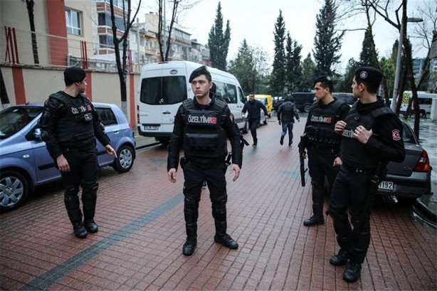 Foto - Bayrampaşa'da polise el bombalı saldırı